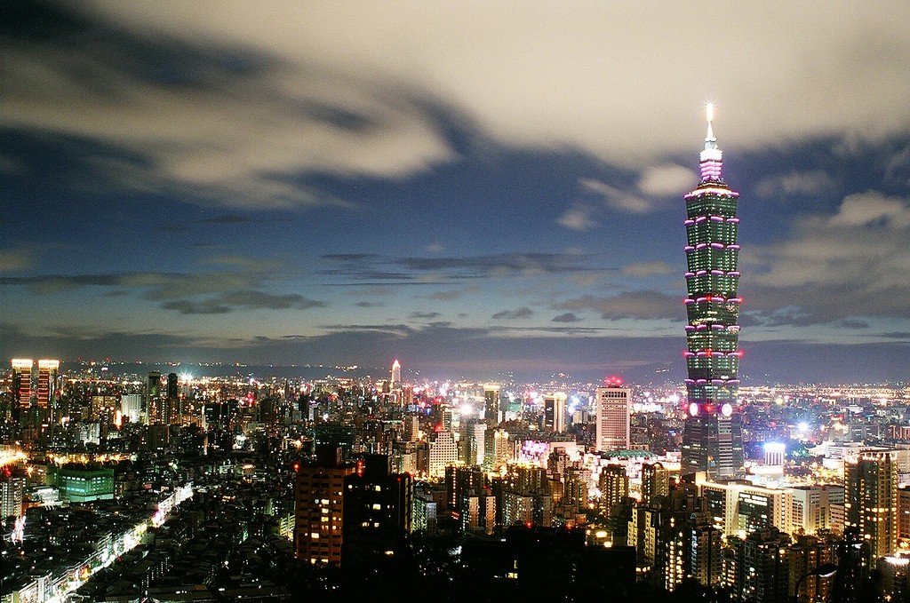 Má 509 metrov. Táto taiwanská veža vyzerá ako super dlhá pagoda a po svojom dokončení v roku 2004 bola najvyššou stavbou na svete. Taipei 101 a jeho okolie získala aj vďaka prístupu k ekológii cenu za zelenú budovu sveta a získala LEED Platinum certifikát. 