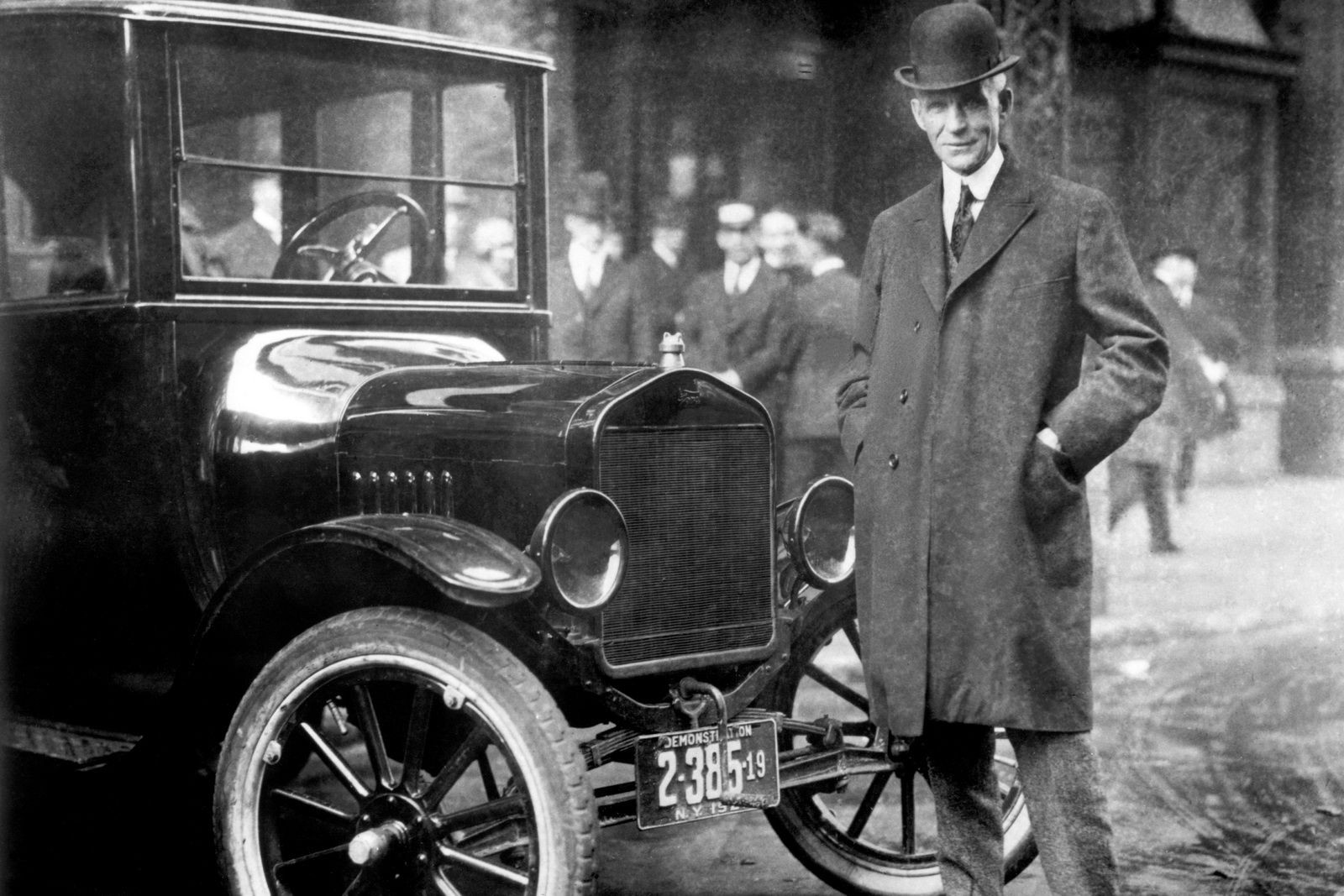 Henry Ford a jeho slávny Model T. Prvé sériovo vyrábané auto sa predávalo za 825 dolárov a sprístupnilo motorizmus pre široké masy ľudí.