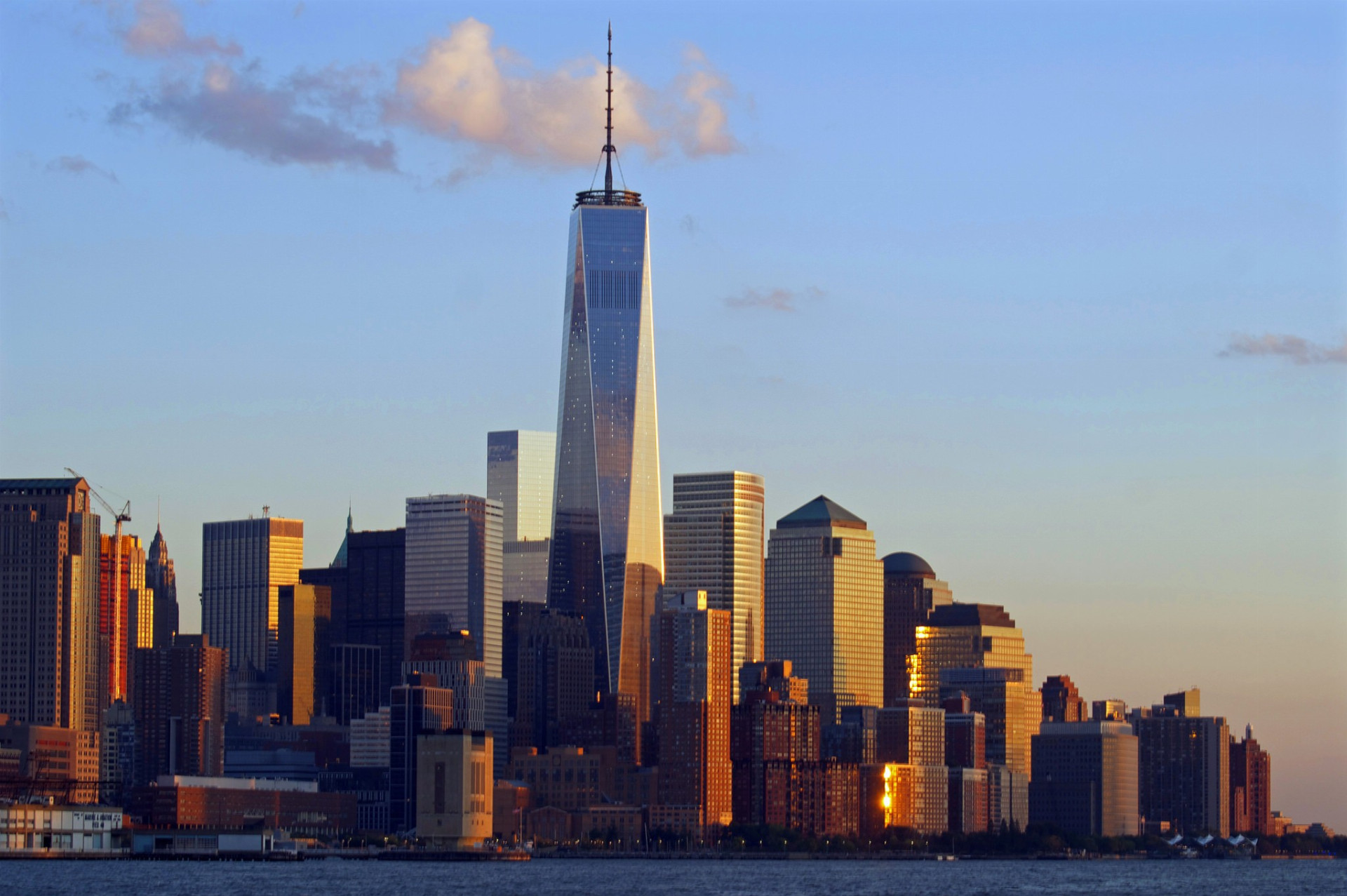 Má 541 metrov. One World Trade Center meria v americkej miere 1776 stôp, čo nie je náhoda. Jeho postavenie má symbolizovať slobodu a odolnosť. Na západnej pologuli je najvyššou budovou a postavili ho na pamiatku bývalých dvojičiek. 