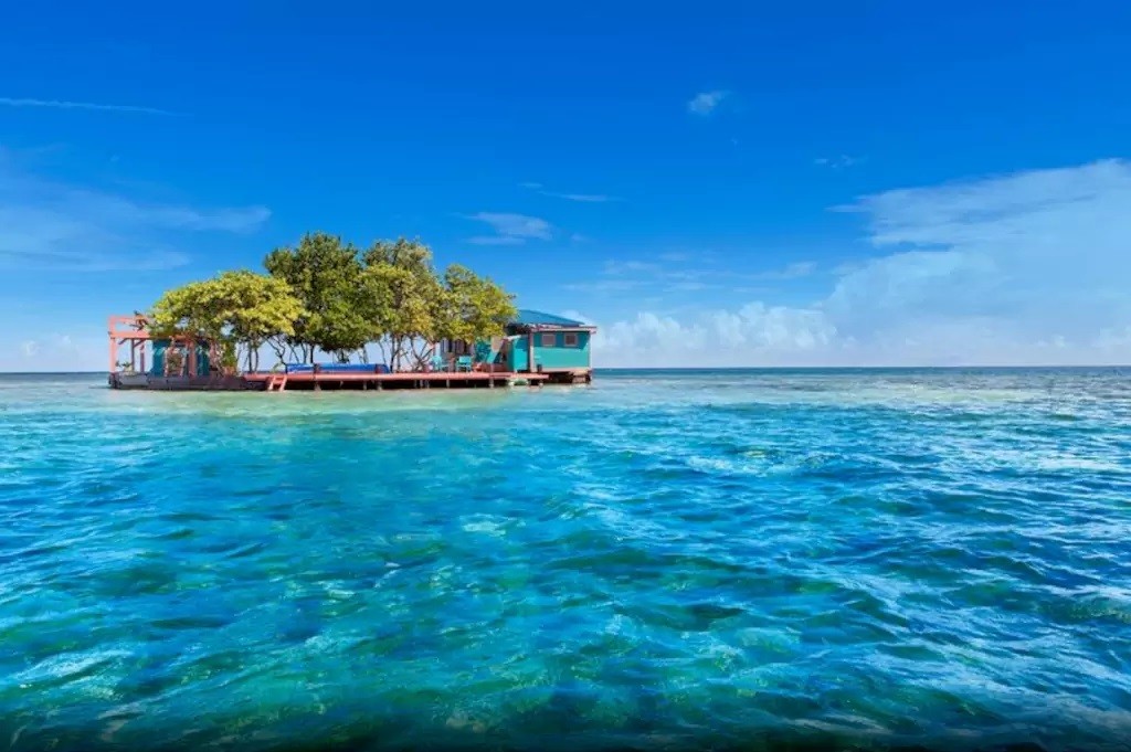 Ostrovček s milým názvom „Vtáčí ostrov“ sa nachádza len 20 minút jazdy loďou od pobrežia Placencia v Belize.