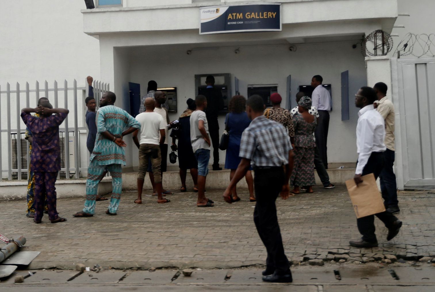 Ľudia čakajú v Nigérii v rade pred bankomatom