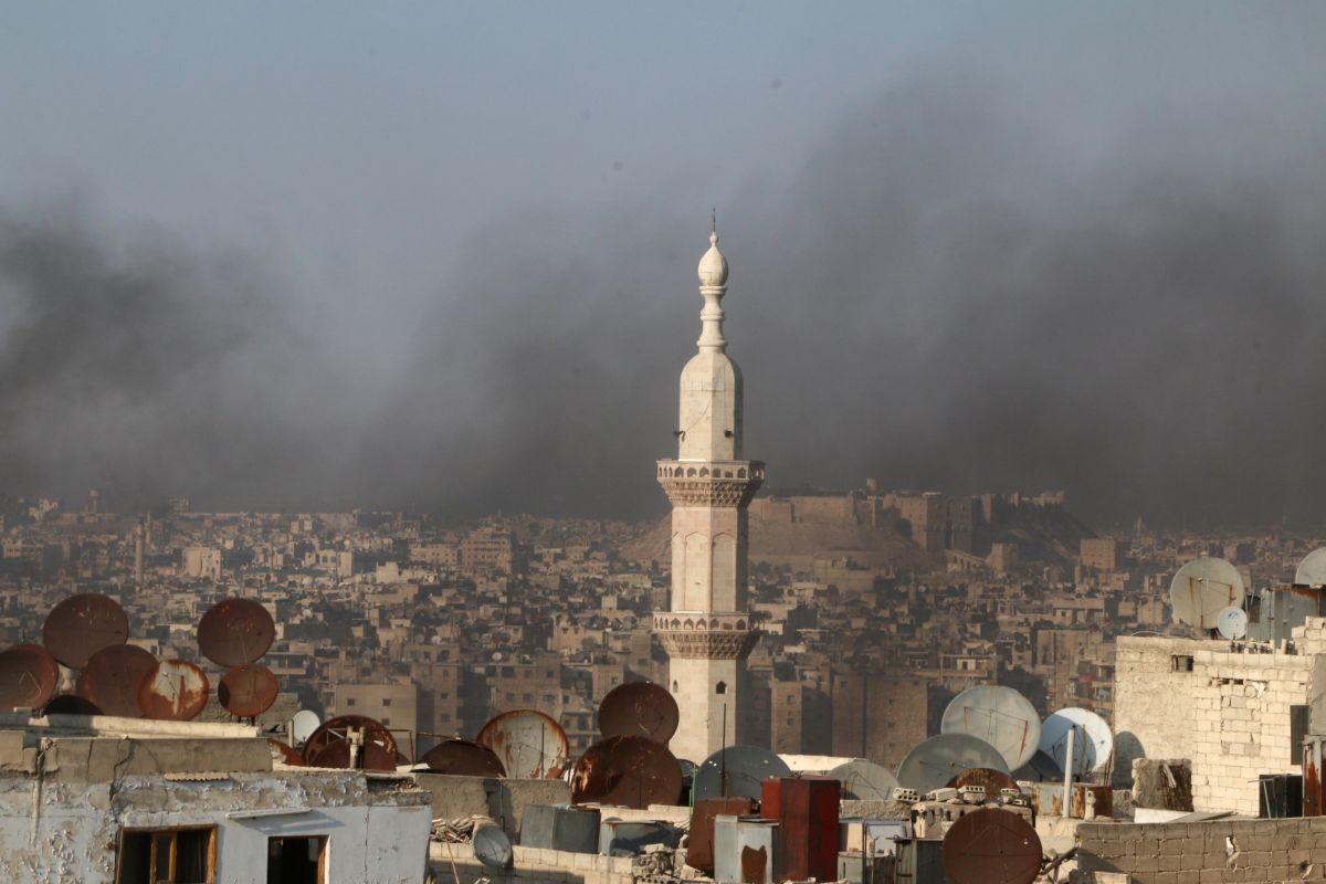 Dym neďaleko mešity v Aleppe