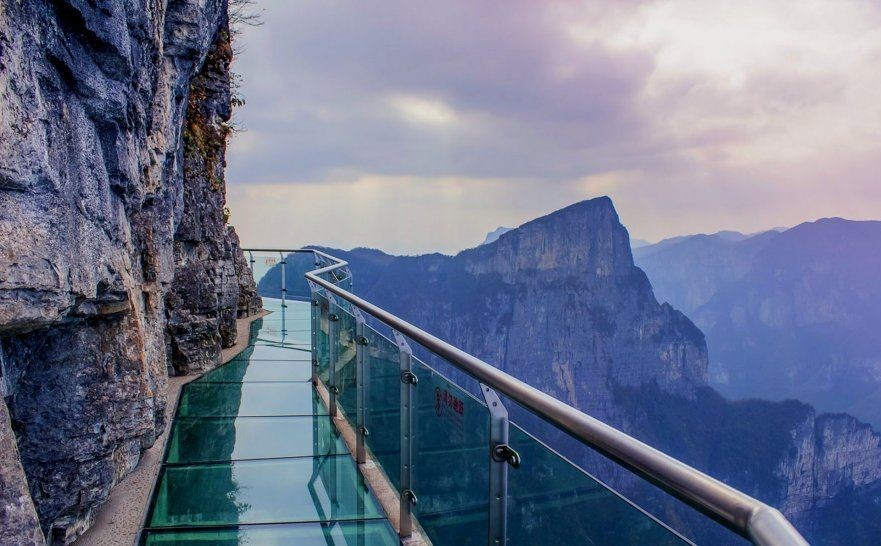100 metrov dlhý sklenený chodník tiahnuci sa okolo útesu na Tianmen Mountain v južnej provincii Číny otvorili pre verejnosť .