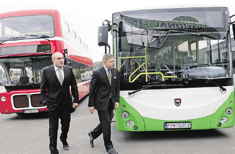 Chaos vo verejnej doprave má riešiť dopravná autorita. Na snímke premiér Robert Fico pri návšteve výrobcu autobusov.