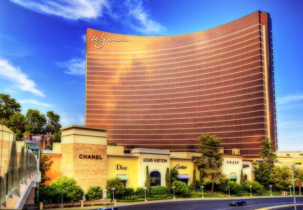Tento hotel s kasínom sa nachádza na Las Vegas a je známy aj vďaka tomu, že je majiteľom najväčšieho počtu HD televízií vo svojich izbách. Cena budovy sú 2 milardy libier (cca 2,4 milardy eur).