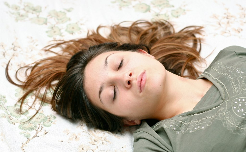Podľa National Sleep Foundation niektoré spánkové polohy, napríklad ležanie na chrbte, zvyšujú pravdepodobnosť chrápania. Zmena spánkovej polohy zo spania na chrbte na spanie na boku môže chrápanie zmierniť alebo mu zabrániť úplne. Často tiež pomôže vyvýšenie polohy hlavy o 10 až 15 cm. Dostatočne silný vankúš alebo dva pod hlavou vám pomôžu spriechodniť prúdenie vzduchu v dutinách. Osvedčeným trikom ako zabrániť spaniu na chrbte je zašiť si do zadnej časti pyžama tenisovú loptičku. Spanie na nej je totiž značne nepohodlné a donúti vás obrátiť sa zase na bok.