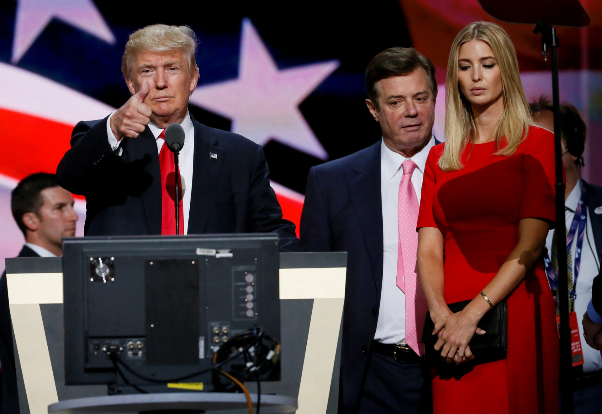 Paul Manafort spolu s Donaldom Trumpom a jeho dcérou Ivankou na javisku.