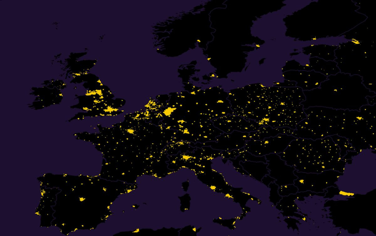 Európu obývajú stámilióny ľudí. Na mape je možné ľahko identifikovať veľké európske mestá, ako Londýn, Paríž, Madrid, Barcelonu či Rím. Všimnite si hustotu obyvateľstva na Bospore, kde leží mesto Istanbul. 