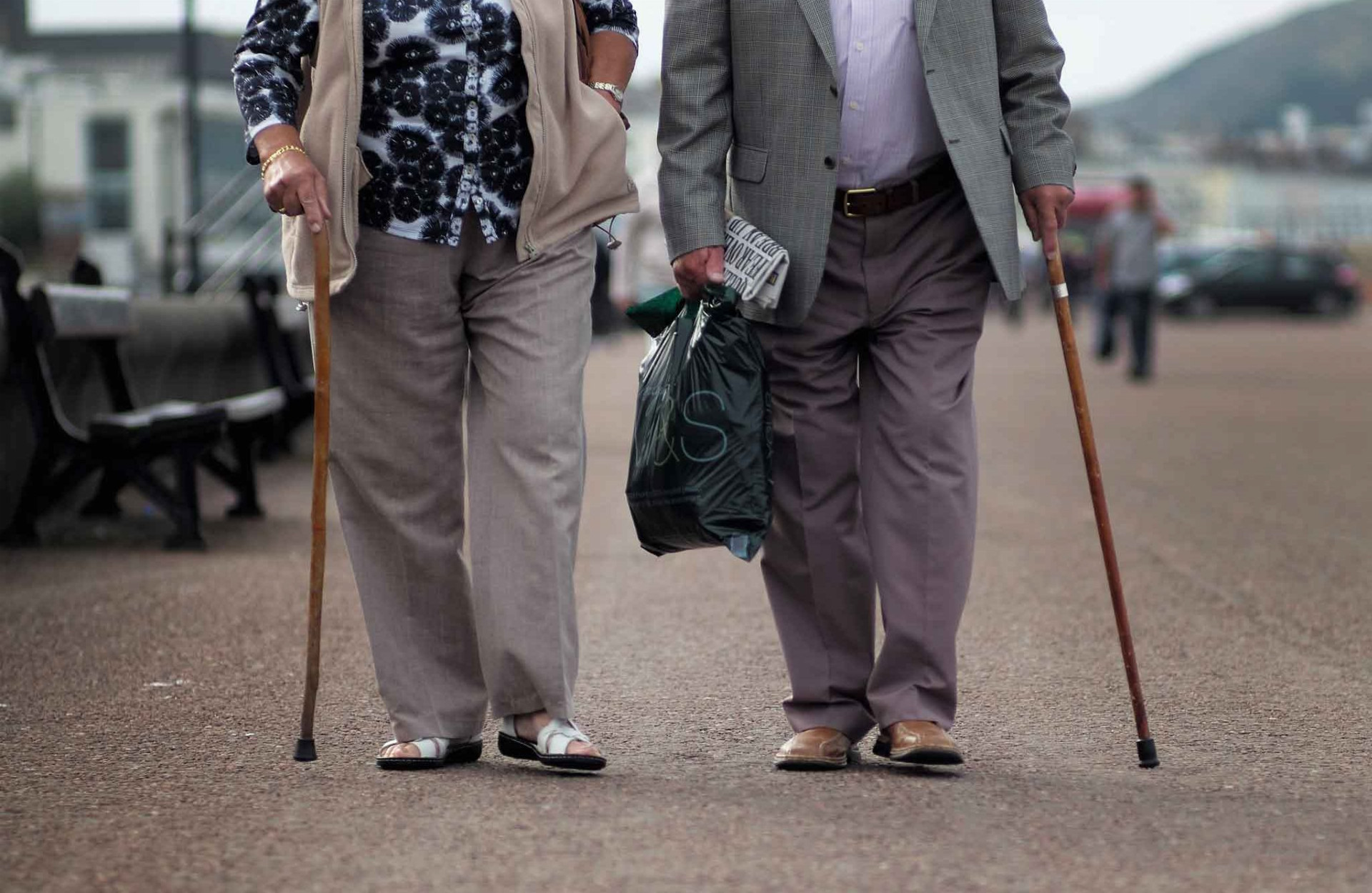 Dôchodci, invalidi