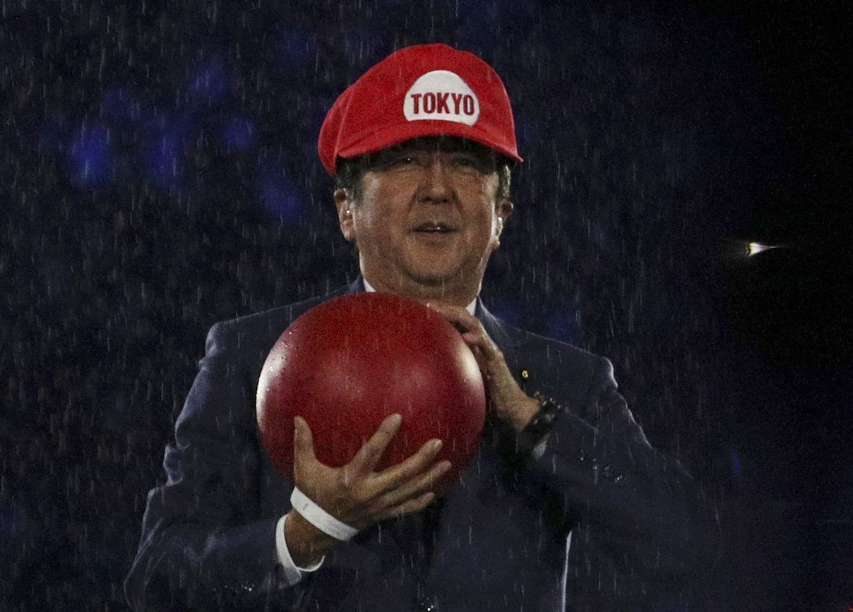 Dablér alebo skutočný premiér? Nie, na snímke je skutočne japonský premiér Šinzó Abe, ktorý na záverečnom ceremoniáli olympijských hier vystúpil ako Super Mario.