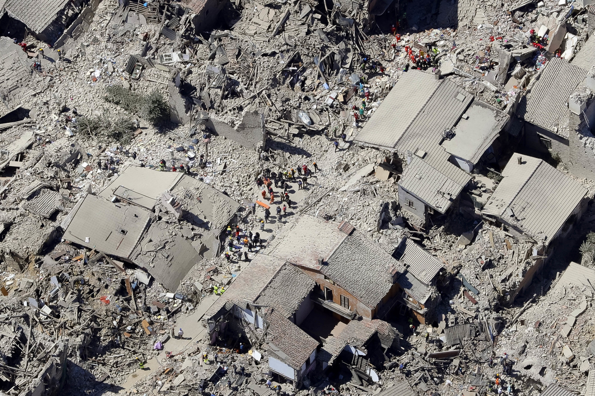 Letecké zábery z katastrofy v Taliansku