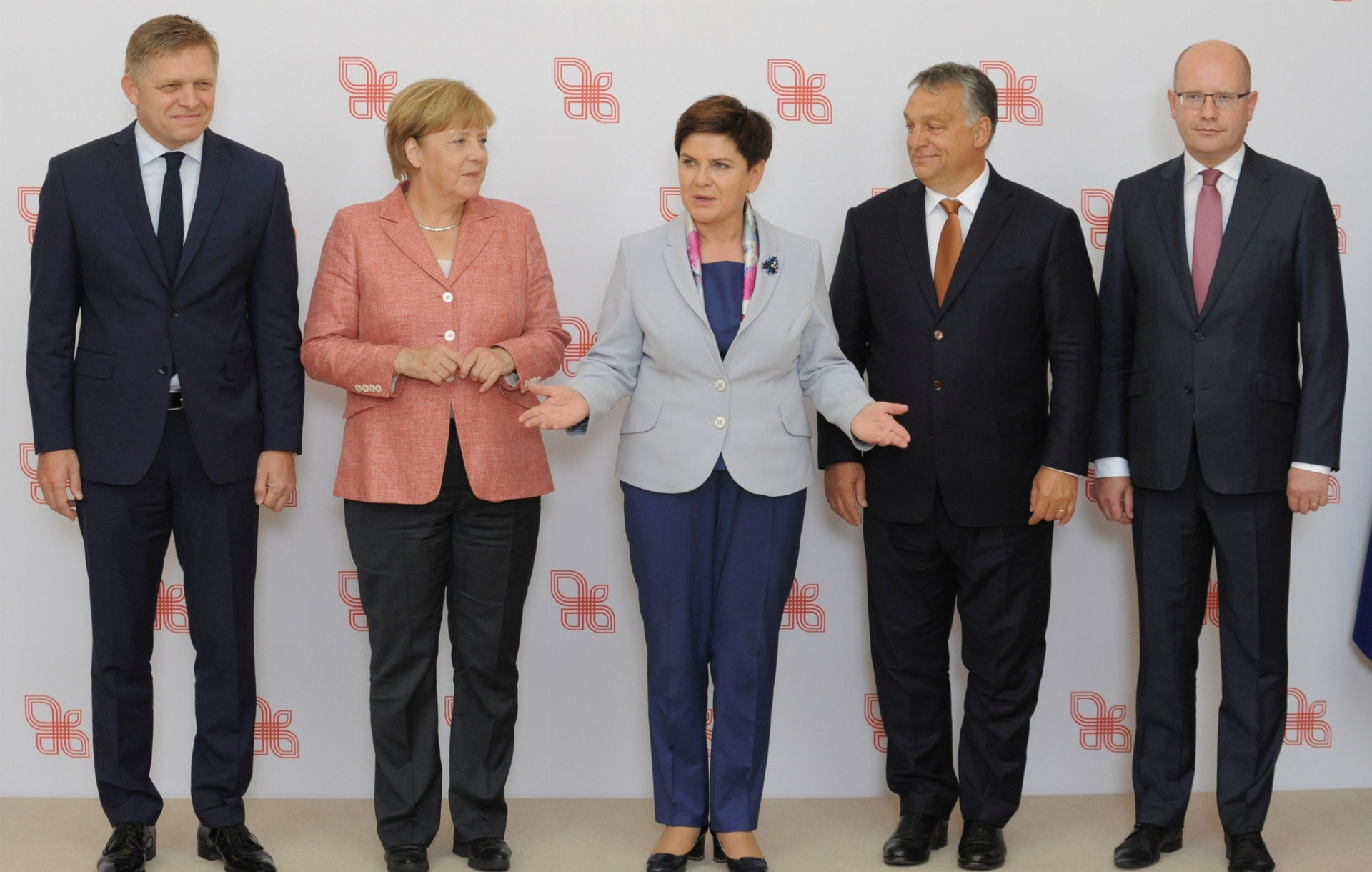 Angela Merkelová (druhá zľava) sa v piatok vo Varšave stretla s premiérmi (zľava) Robertom Ficom, Beatou Szydlovou, Viktorom Orbánom a Bohuslavom Sobotkom.