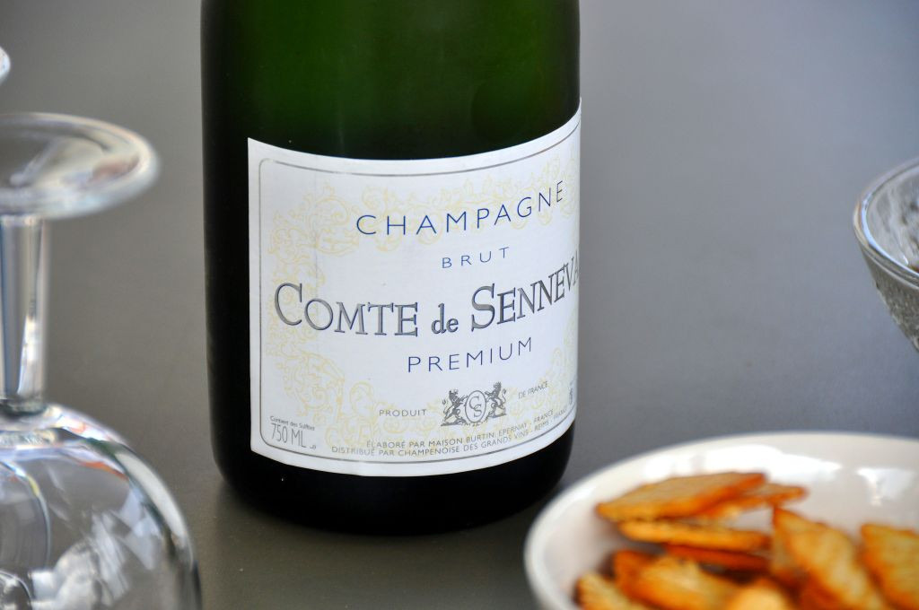 Všetci vieme, že ako šampanské môže byť drink označený len v prípade, že pochádza z oblasti Champagne vo Francúzsku. To však nezastaví niektorých vinárov naďalej dávať tento prívlastok svojim šumivým vínam.
