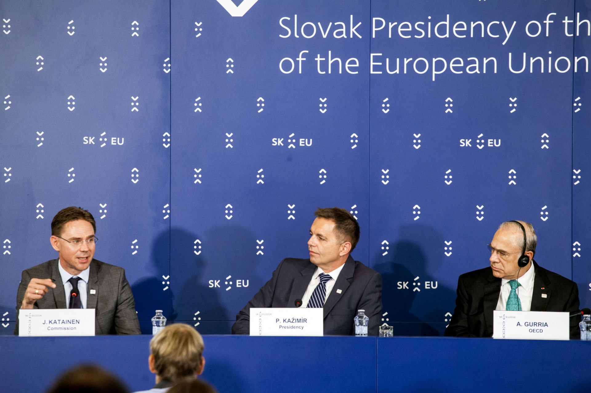 Ecofin, teda stretnutie ministrov financií, zasadal v Bratislave prvýkrát. Zúčastnili sa na ňom aj viceprezident Európskej komisie Jyrki Katainen, minister financií Peter Kažimír, ale aj generálny sekretár OECD Angel Gurria (zľava).