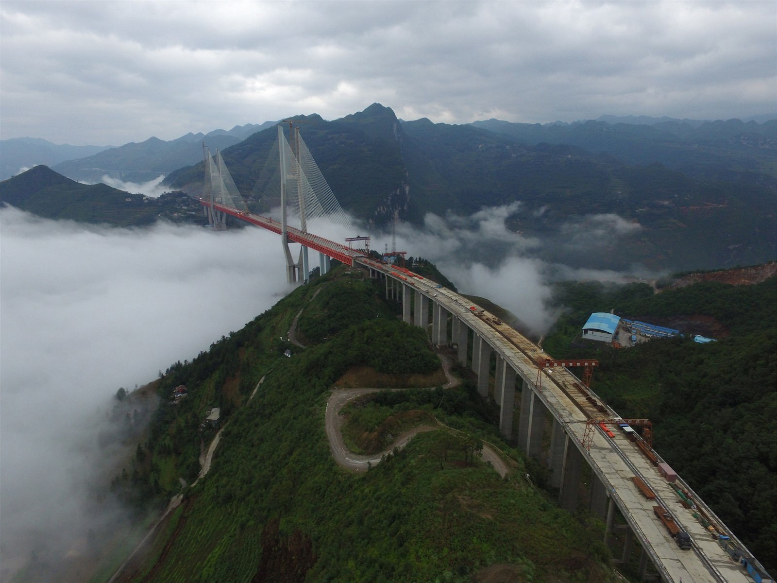Stavbu základnej konštrukcie mosta čínski inžinieri dokončili cez víkend. 