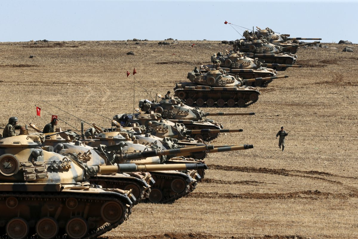 Turecká intervencia v Sýrii je teraz viazaná na boj proti Islamskému štátu a kurdským silám. Turecko takisto podniklo kroky na utuženie vzťahov s Ruskom a Iránom, Asadovymi najdôležitejšími spojencami, ktorí, ako sa zdá, dali zelenú na intervenciu Turecka v severnej Sýrii. Ak však boj Turecka proti Islamskému štátu pôjde dobre, turecké sily sa čoskoro ocitnú zoči-voči sýrskym vládnym predným líniám okolo sporného mesta Aleppo. A to by mohlo dopadnúť akokoľvek.