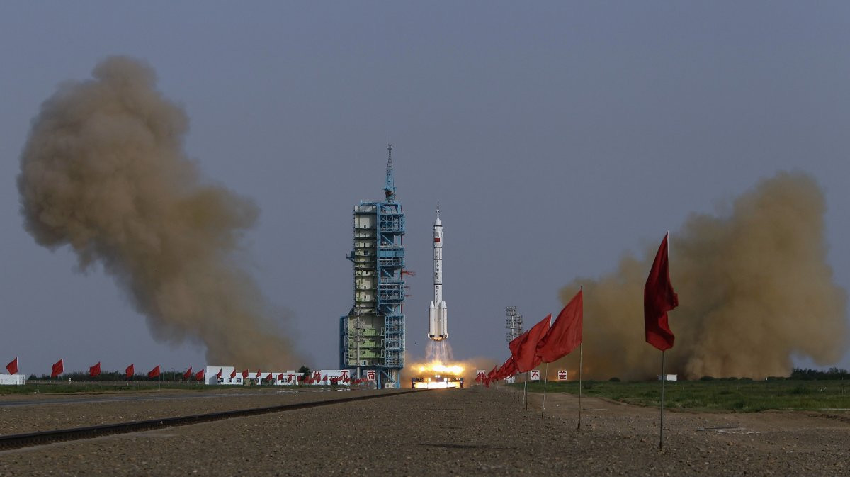 čína raketa vesmír