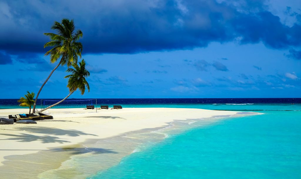 Odľahlé Maldivy v Indickom oceáne juhozápadne od Indie a Srí Lanky sú známe ako jedny z najromantickejších súostroví na planéte, kde nájdete celoročne idylické počasie, palmy jemne vlniace sa vo vetre a bungalovy pozdĺž krištáľovo čistého mora, ktoré láka stráviť noc v objatí na nedotknutých bielych piesočných plážach.