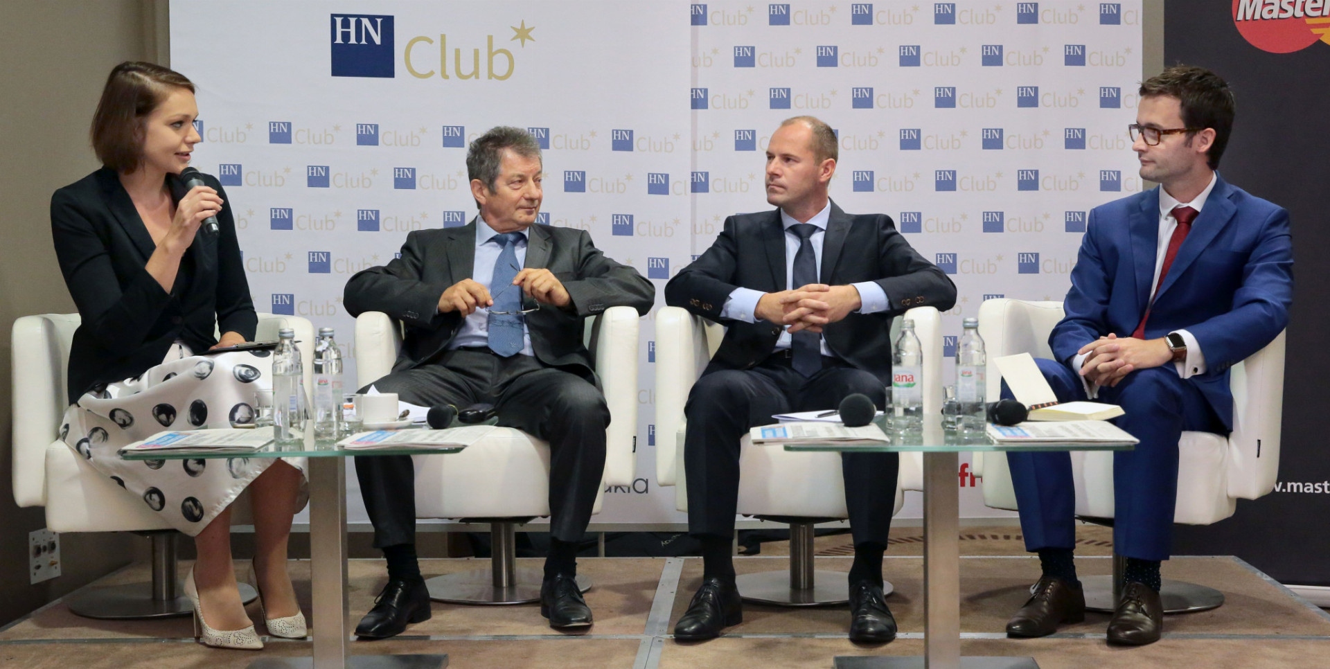 Na diskusii, ktorú viedla šéfredaktorka HN Marcela Šimková, sa zúčastnili (zľava) Štefan Petrík, Marek Harbuľák a Michal Čarný.