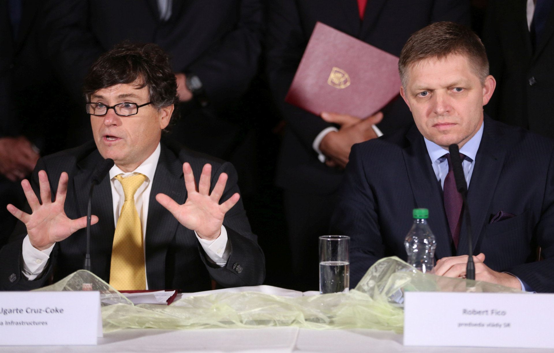 Premiér Robert Fico (vpravo) nedávno podpísal zmluvu na výstavbu bratislavského
obchvatu so španielskou firmou Cintra.