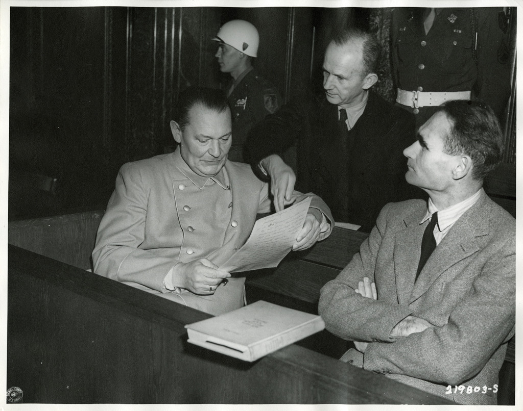 Na archívnej snímke zľava Hermann Göring, najvyšší veliteľ vojnového námorníctva nacistického Nemecka Karl Dönitz a Rudolf Hess, ktorý prakticky celú vojnu strávil v britskom zajatí. Ako jediný z odsúdených na doživotie si práve Hess svoj trest odsedel.