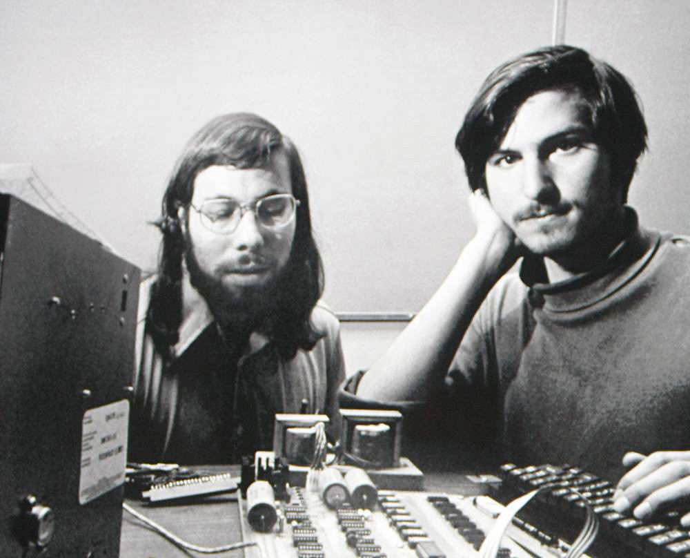 Jobs sa so ziskom a úspechom nebol vždy ochotný podeliť. Keď pracoval v Atari, Jobs najal ako pomocníka Steva Wozniaka. Zatajil mu finančný bonus, ktorý súvisel s rýchlym vytvorením programu Pong. Už ako šéf Applu neumožnil spolupracovníkom nakupovať akcie firmy.