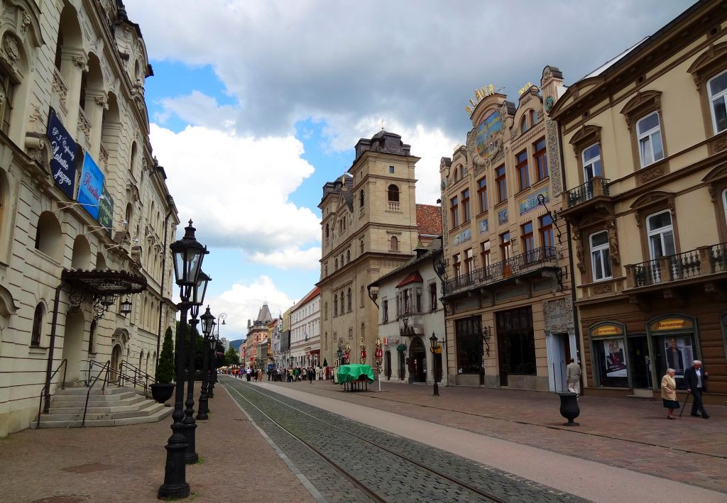 Najatraktívnejšie turistické lokality v meste sú (v tomto poradí) Dóm svätej Alžbety, spievajúca fontána, ZOO Košice,  Morový stĺp, Miklušova väznica, Jakabov palác, Kaplnka sv. Michala či Divadlo Košice.