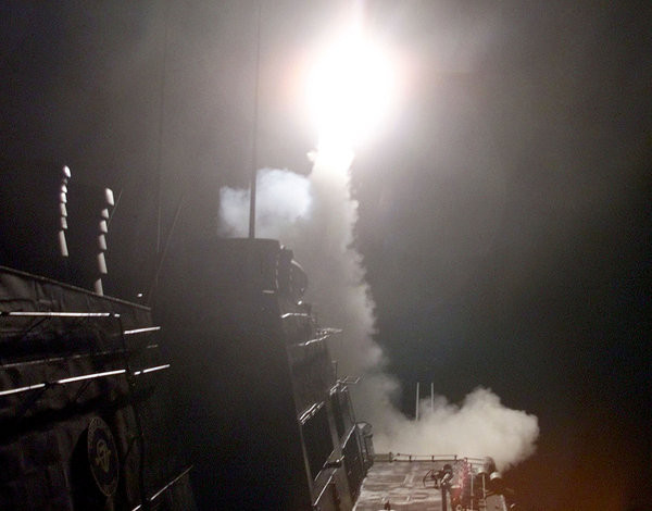 USA s podporou svojho spojenca Veľkej Británie zahájili 7. októbra 2001 prvé útoky v Afganistane. Rakety zasiahli viaceré ciele v krajine vrátane hlavného mesta Kábul. Na snímke americký torpédoborec John Paul Jones vypúšťa z Arabského mora rakety Tomahawk na ciele v Afganistane.