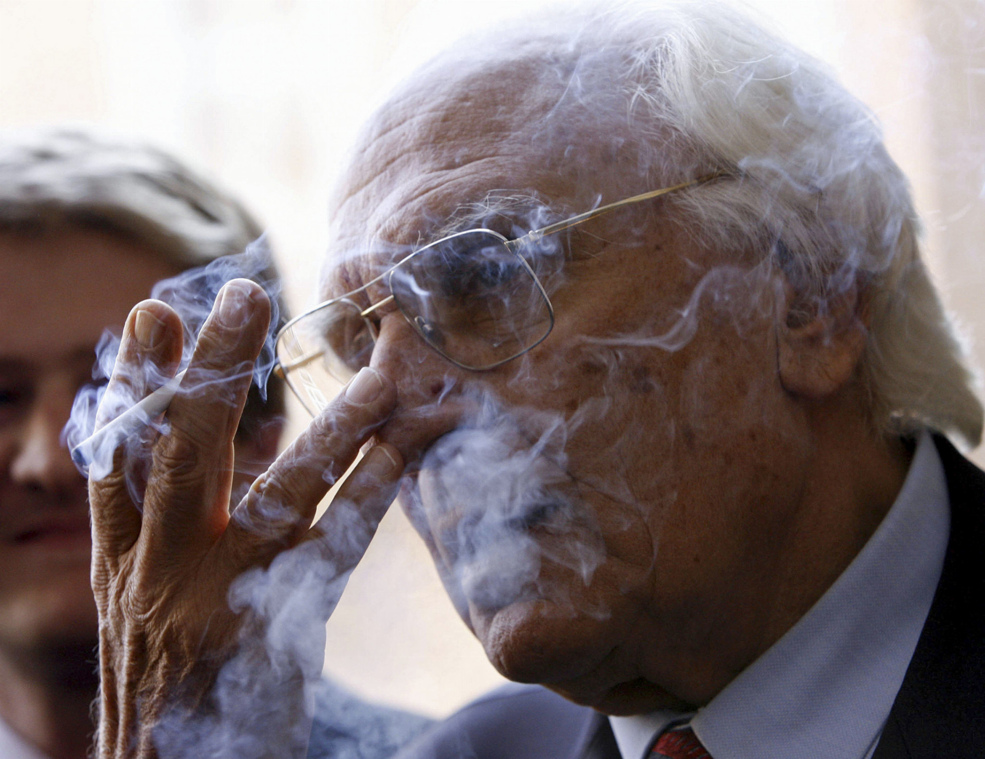Od budúceho roka si fajčiari priplatia za cigarety a tabak. Ministerstvo zdvihne časť dane na cigarety na 61,8 eura na tisíc kusov. Pritom od roku 2019 porastie táto daň o ďalšie dve eurá. Pri tabaku sa daň vyšplhá o asi tri eurá na kilo od budúceho roka. Podľa Ľubomíra Tuschera zo Slovenského združenia pre značkové výrobky sa tak zvýši predvídateľnosť podnikateľského prostredia. „Návrh prináša kľúčový prvok, ktorým je zavedenie daňového kalendára na najbližšie štyri roky,“ doplnil. 