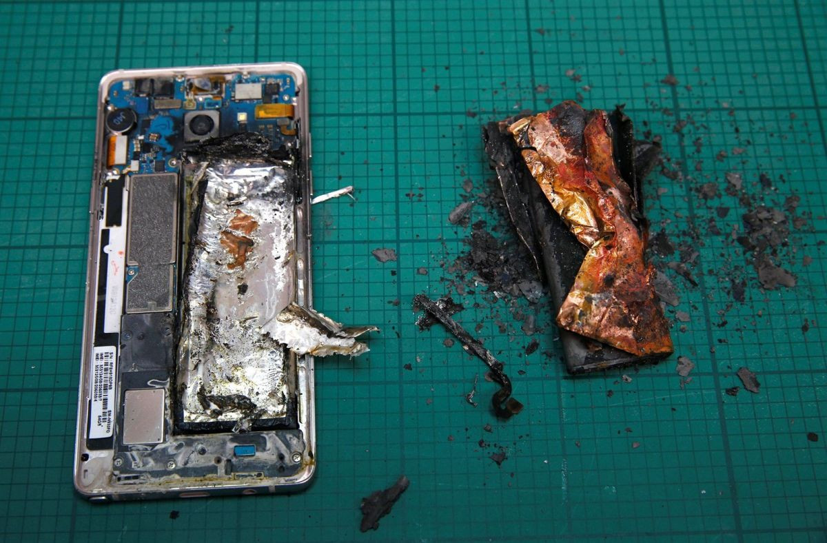 Telefón s obhorenou batériou, ktorá počas testu explodovala. Zjavný je i rozsah poškodenia vnútornej časti telefónu. Držať telefón vo chvíli explózie batérie v ruke by tak bolo naozaj nezávideniahodné.