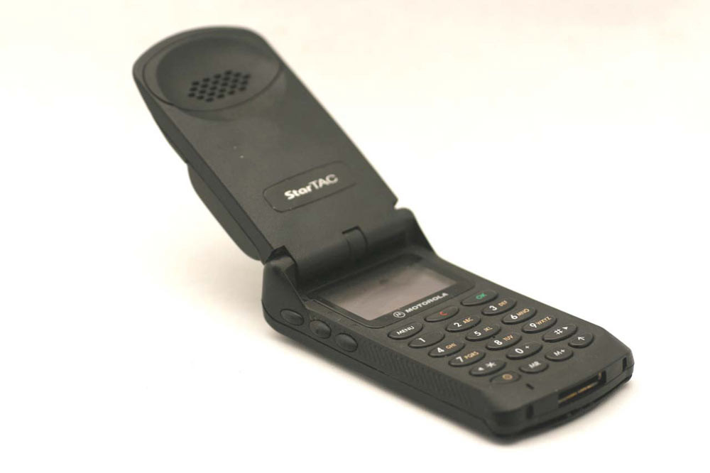 Populárna vyklápačka sa predávala pred 20 rokmi a za väčšiu cenu než dnes kúpite iPhone. To však len pri porovnaní čísiel a nezohľadnení inflácie. Ak by sme cenu vypočítali aj s ňou, tento telefón by dnes mal hodnotu 2 500 eur. Cena