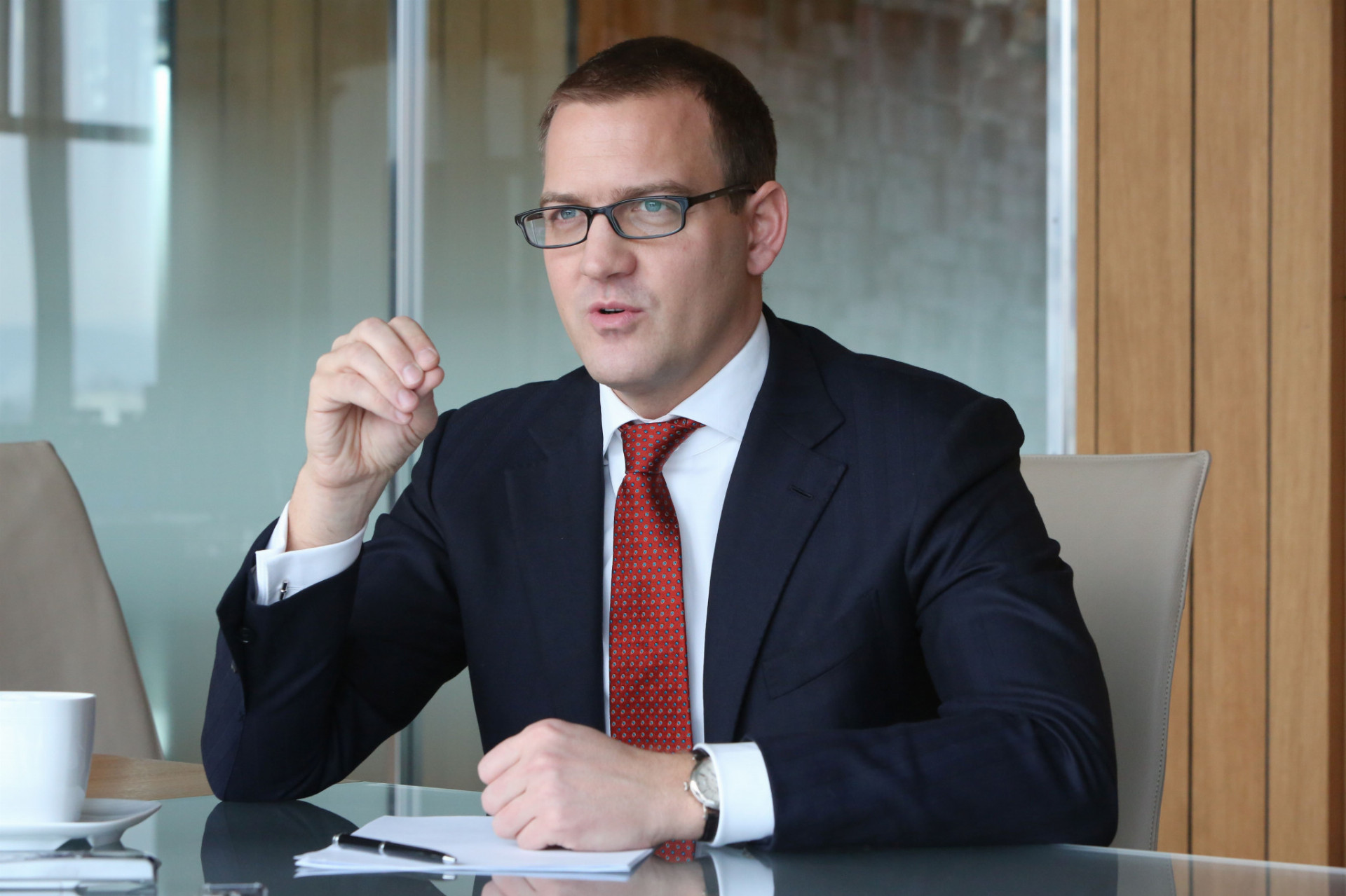Daniel Křetínský, jeden z českých miliardárov, patrí do skupiny vlastníkov a vedúcich pracovníkov. Vyštudovaný právnik má podiel v EPH i EP Industries.