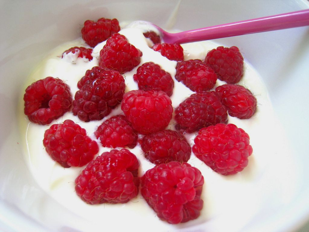 Ak máte chuť na ovocný jogurt, urobíte lepšie, ak si kúpite samostatne biely a namiešate s ovocím. Ochutené jogurty sú často preplnené pridaným cukrom. Aj najmenšie balenie môže obsahovať aj päť kociek, mliečne dezerty a pochúťky aj dvojnásobok.