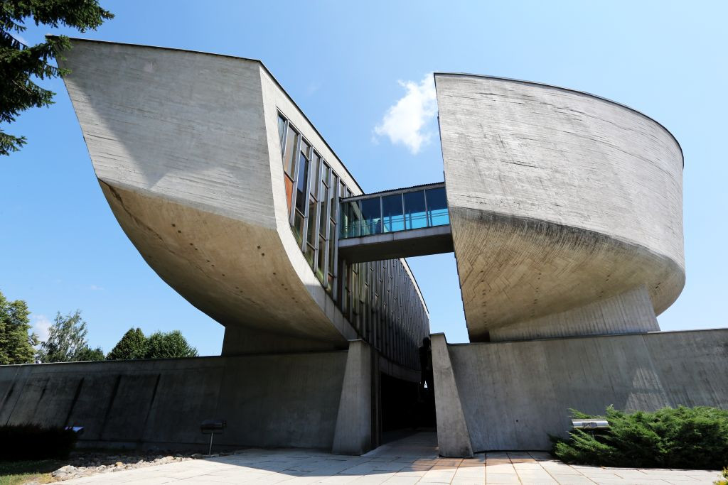Monumentálna budova vznikla v roku 1955 a od 1969 je sídlom Múzea Slovenského národného povstania. Tvoria ju dve železobetónové skulptúry spojené mostom, ktorý má vyjadrovať prerod slovenského národa počas II. svetovej vojny.