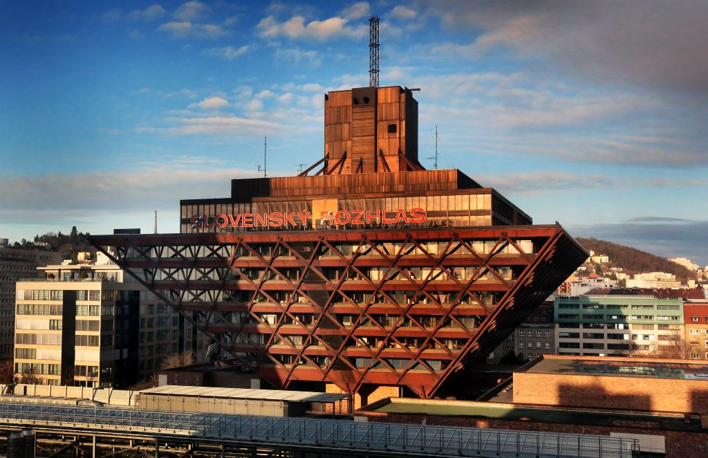 Budova Slovenského rozhlasu je postavená z oceľovej konštrukcie v tvare obrátenej pyramídy. Projekt vznikol v roku 1967 a stavbu dokončili v roku 1983.