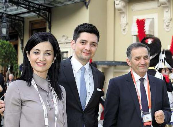 Rade Ljubojevič (vpravo) vzal na vyhlasovanie EY Svetového podnikateľa roka do
Monaka aj syna Djordjeho a dcéru Anu.