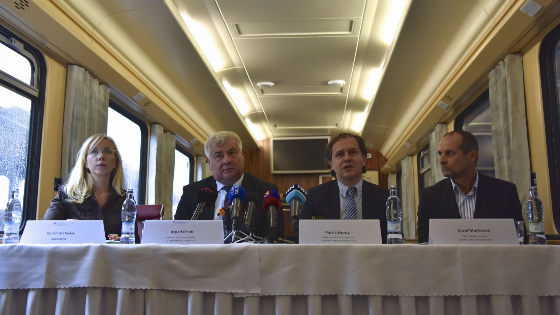 Ministerstvo dopravy a železnice nedávno predstavili vzkriesenie IC vlakov. Na snímke minister dopravy Árpád Érsek (druhý zľava).