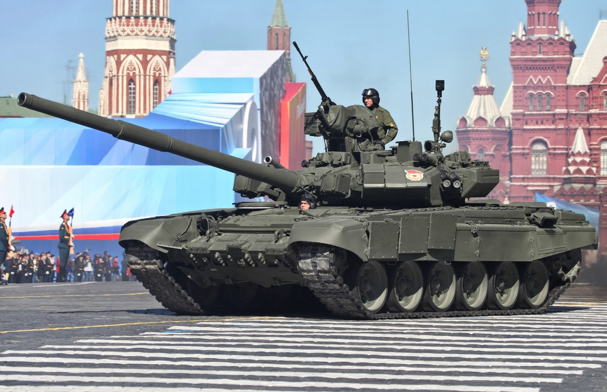 Najmodernejší bojový tank používaný ruskými ozbrojenými silami (V budúcnosti ho má nahradiť T-14 Armata). Jeho hlavnou zbraňou je 125 mm kanón s možnosťou automatického nabíjania, ale môže sa pochváliť aj na diaľku ovládaným protileteckým ťažkým guľometom.