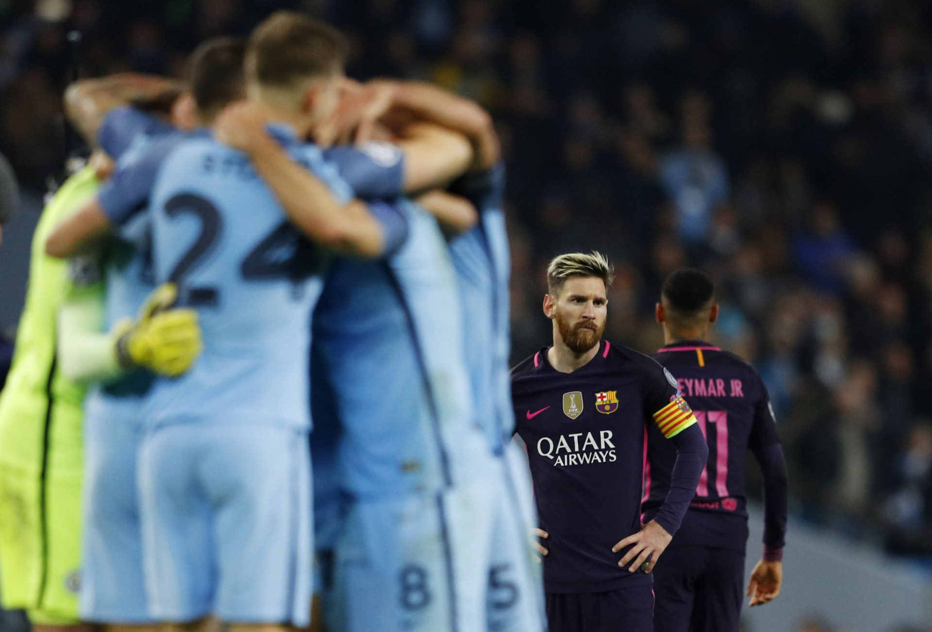 Manchester City zdolal tento týždeň v Lige majstrov slávnu Barcelonu s Lionelom Messim (na snímke vpravo) 3:1 a zatienil ju aj vo výške zárobkov v tejto elitnej súťaži.