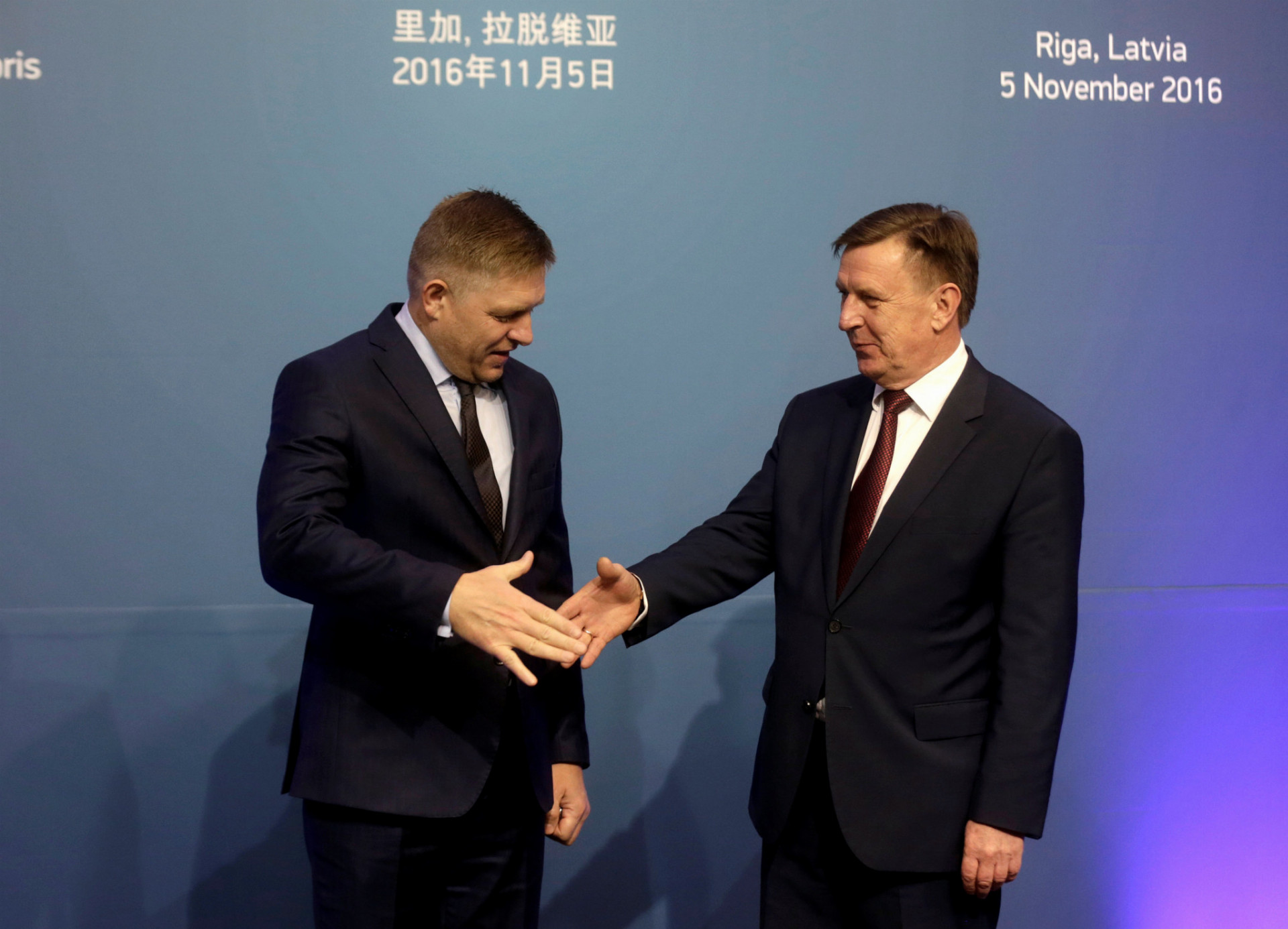 Robert Fico s lotyšským ministrom Marisom Kucinskisom
