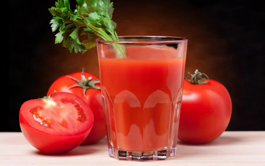 Organický paradajkový džús môže byť po ťažkom večere prirodzenou injekciou vitamínov a minerálov a jeho hydráty pomôžu telu odplaviť zvyšky alkoholu.