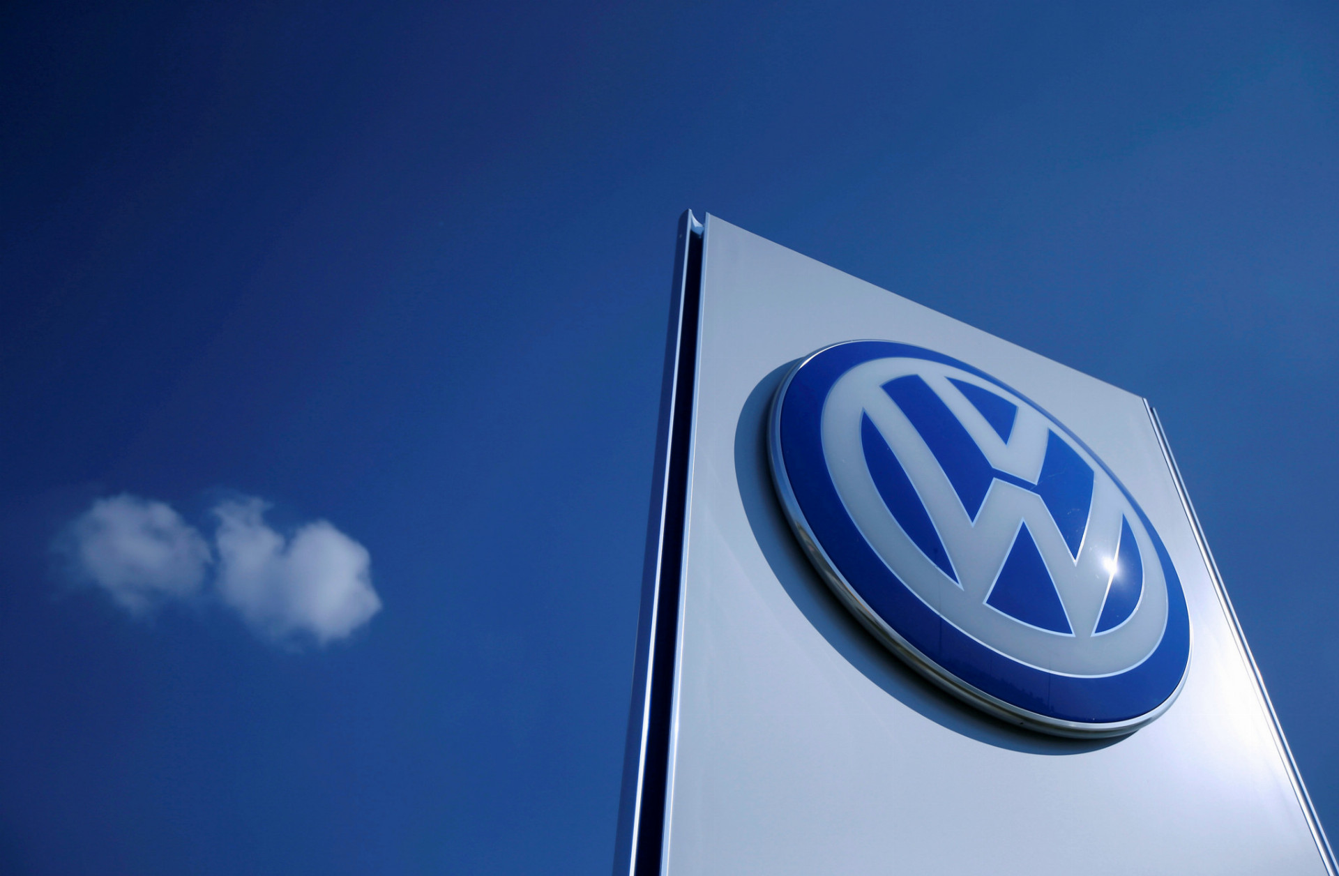 Najstaršia automobilka na Slovensku začala svoju históriu písať pod názvom Bratislavské automobilové závody, ktoré boli založené ešte v roku 1971. Prelom sa začal v máji 1991, keď sa do štátneho podniku rozhodol vstúpiť nemecký automobilový gigant Volkswagen, ktorý s BAZ založil spoločný podnik. Volkswagen doň mohutne investoval a získal 80 percent jeho akcií. BAZ poskytli novému partnerovi výrobné priestory. V roku 1998 nemecký Volkswagen odkúpil aj zvyšných 20 percent, ktoré vlastnili bratislavské závody. Volkswagen Slovakia dnes zamestnáva viac ako 10-tisíc zamestnancov.