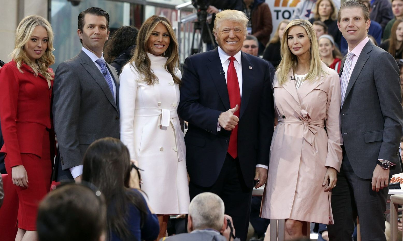 Donald Trump, jeho manželka Melania a Donaldove deti z predchádzajúcich manželstiev Tiffany, Donald Junior, Ivanka a Eric v apríli 2016. 