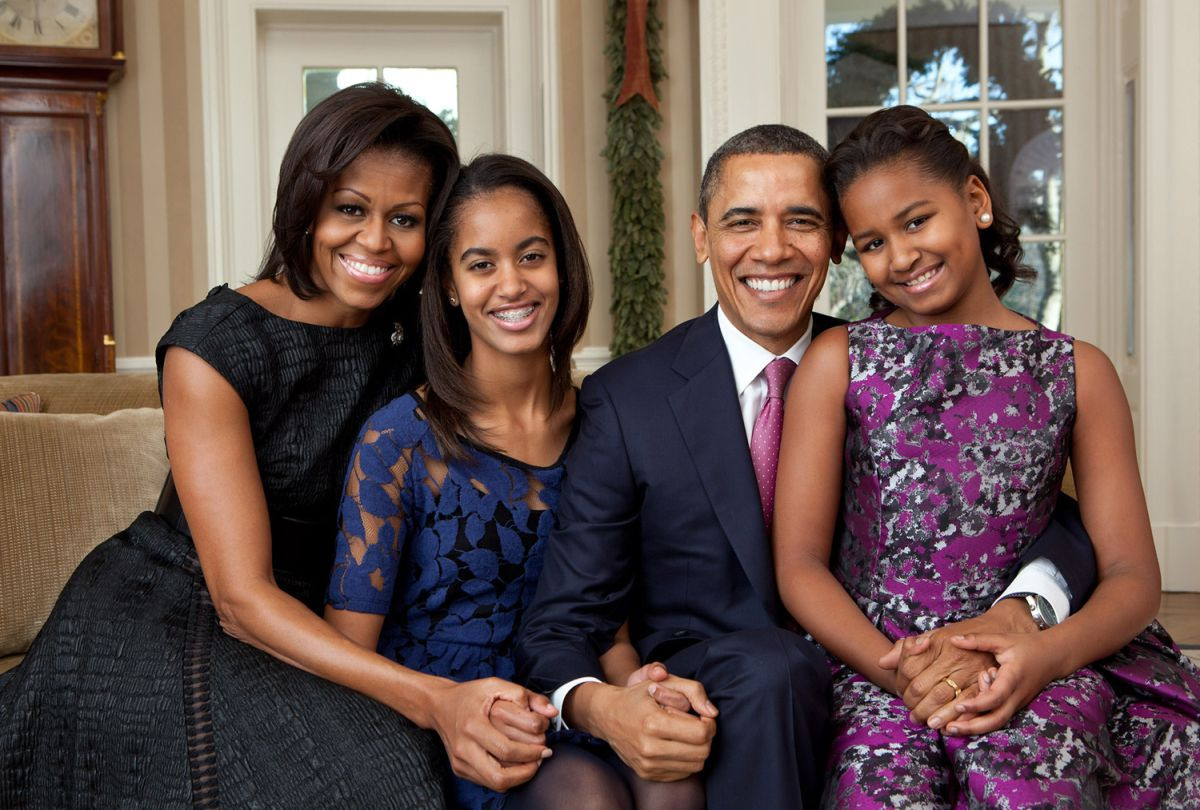 Americký prezident Barack Obama, prvá dáma Michelle Obamová a ich dcéry Sasha a Malia pózujú na rodinný portrét v Oválnej pracovni.