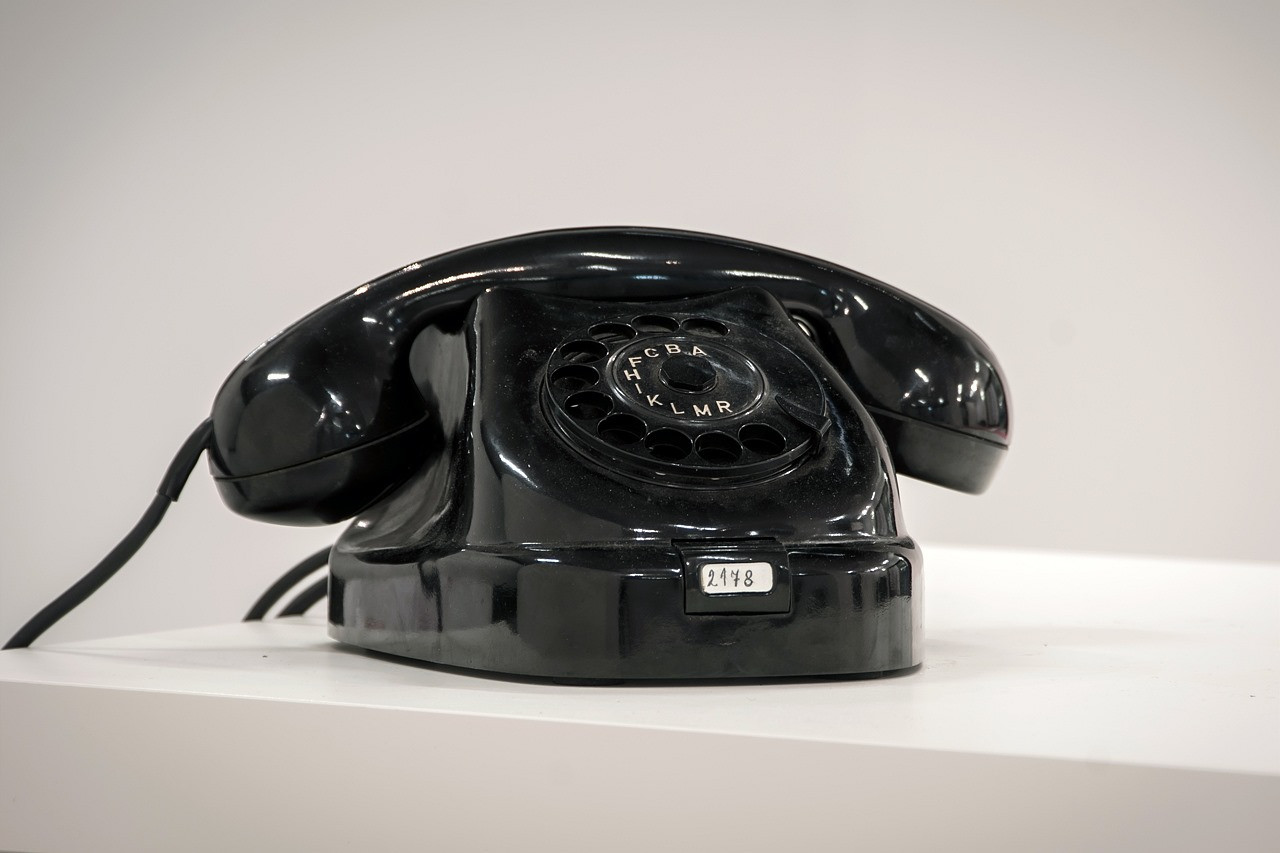 Výstava Človek a telefón je koncipovaná ako interaktívna, návštevníci si tak napríklad môžu zavolať medzi trojicou analógových telefónov, tie im sú voľne k dispozícii.