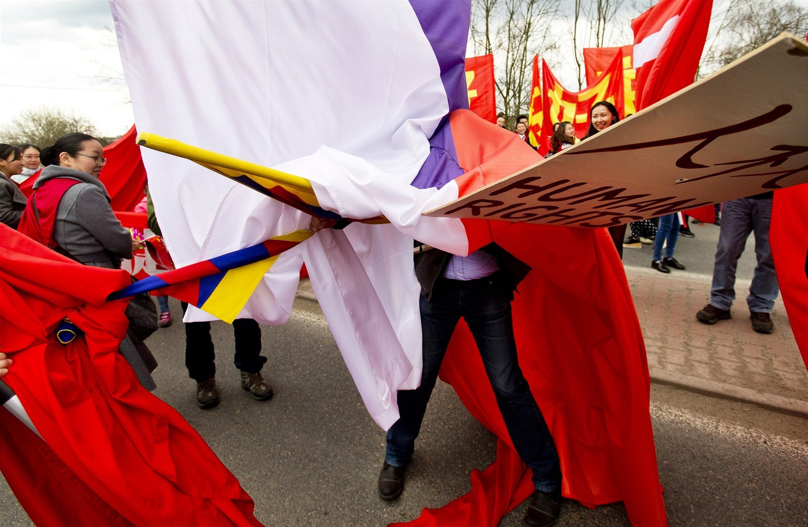 Víťazná fotografia - Protesty proti návšteve Čínskeho prezidenta v Prahe. Autor