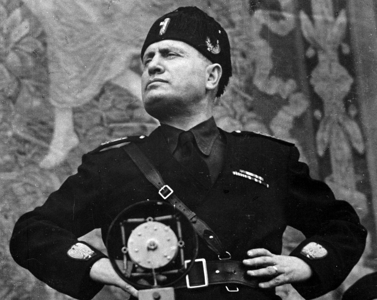Obdobie vlády: 1922 – 1943

Potom, čo ušiel z vojenskej služby, založil Mussolini fašistickú stranu, ktorú podporovali sklamaní vojnoví veteráni a organizoval ich do násilníckych jednotiek zvaných Čierne košele. Následne začal rozkladať demokratické vládne inštitúcie a v roku 1925 sa z neho stal "Il Duce", čiže "vodca" Talianska.

Po prežití niekoľkých pokusov o atentát raz povedal: „Ak pokročím, nasledujte ma. Ak ustúpim, zabite ma. Ak zomriem, pomstite ma.“ 

V roku 1936 sa dal Mussolini dokopy s nacistickým lídrom Adolfom Hitlerom a zaviedol antisemitskú politiku v Taliansku. V apríli 1945 už bol zbavený moci a pokúsil sa utiecť z krajiny. Spojenci ho však chytili a antifašisti guľkou popravili. Jeho telo visiace dolu hlavou vystavili na milánskom námestí.