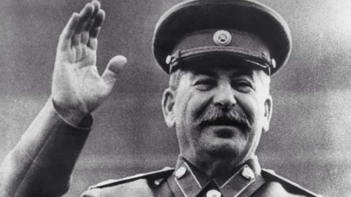 Obdobie vlády: 1922 – 1953

Stalin popohnal rýchlu industrializáciu a kolektivizáciu v 30. rokoch, ktorá vyústila do masových hladomorov (najmä do nechvalne známeho hladomoru na Ukrajine), uväznenia miliónov ľudí v gulagoch a „Veľkej čistky“ v radoch inteligencie, vlády a armádnych zložiek. 

Počas 2. svetovej vojny bol Stalinov syn Jakov zajatý nemeckou armádou. Nemci ho chceli vymeniť za poľného maršala Paulusa, Stalin však odmietol s tým, že nikdy nevymení poľného maršala za obyčajného vojaka.