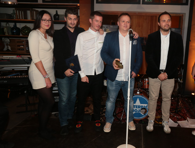 Zlatá EFFIE patrí agentúre Wiktor Leo Burnett za launch piva Zlatý Bažant ´73. Na pódiu s Ronaldom Ľuptákom z Heinekenu Slovensko (úplne vpravo).