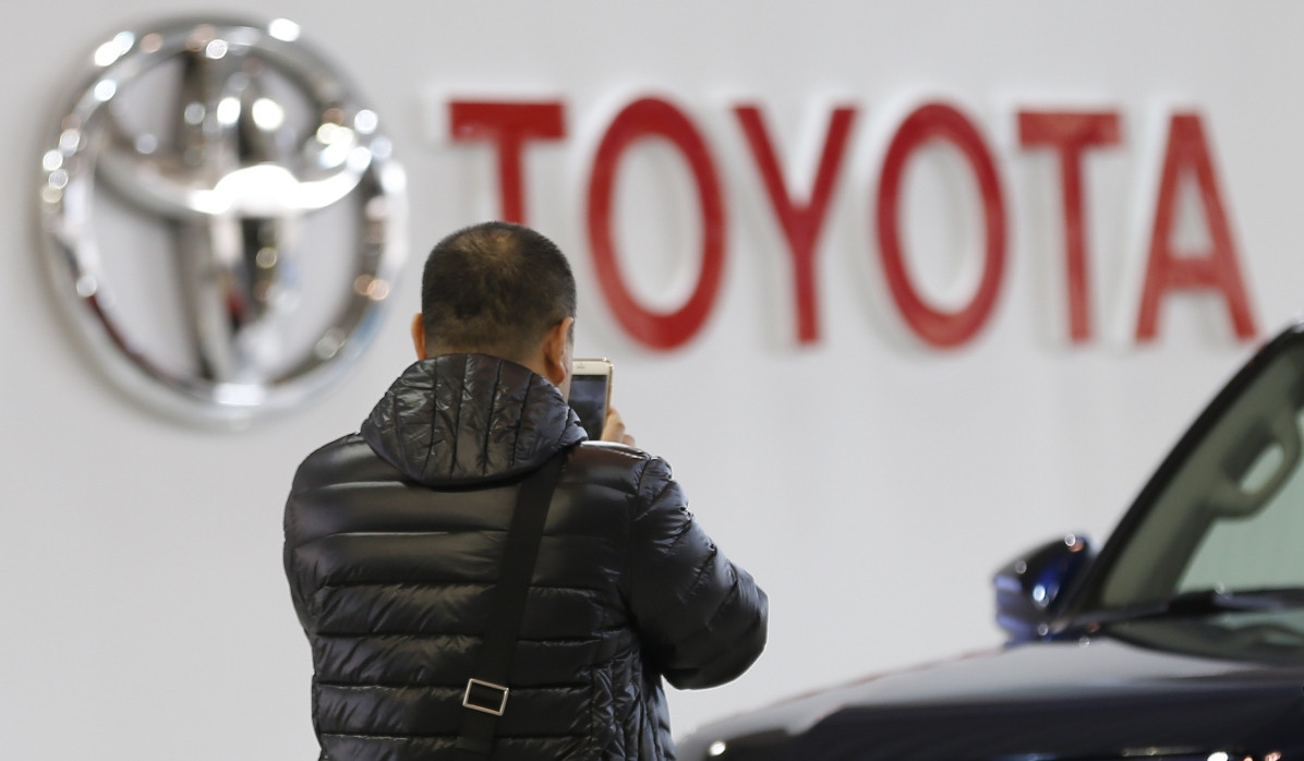 Japonská automobilka Toyota zvýšila hodnotu svojej značky o 11 percent, jej hodnota sa pohybuje na úrovni 42,1 miliardy dolárov. Minulý rok predala vyše 10,15 milióna vozidiel a štvrtý rok po sebe si udržala post svetovej jednotky. 

Ako sa tam pracuje: Úlohou japonských manažérov je vytvárať podmienky na využitie možností a schopností každého jednotlivca a vhodné pracovné prostredie, tzv. podnikovú rodinu. Zároveň sa však v podnikoch vytvárajú hierarchické vzťahy založené na harmónii. Pracovníci v Japonsku sú známi aj tým, že celý svoj pracovný život zotrvajú na jednom pracovnom mieste. Odmeňovaní sú aj na základe toho, ako dlho pracujú vo firme a ako postupujú v kariérnom rebríčku. Tým sa v podnikoch zabraňuje fluktuácií a pracovná sila je stabilná. Japonci taktiež pracujú na zlepšovacích návrhoch, ktoré podávajú najnižší pracovníci až po vrcholový manažment, čím neustále pracujú na zvýšení kvality a produktivity ich práce.